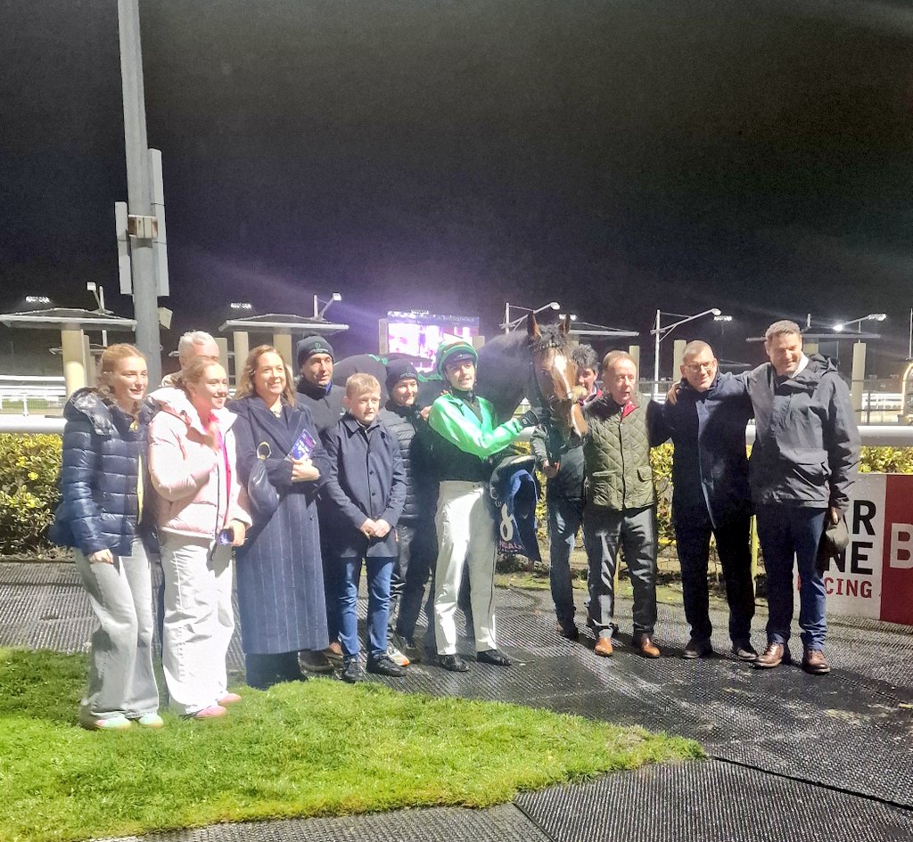 MANTON BAY (by Ulysses <a href="/CPStudOfficial/">Cheveley Park Stud</a>) wins the €18,000 #IrishEBF C&amp;G maiden <a href="/DundalkStadium/">Dundalk Stadium</a> giving connections a double!
Well done <a href="/Marnane1/">David Marnane</a> <a href="/lukemcateer123/">lukemcateer</a> and owners MRC International 🏆👏🏆

#EBFGoodForRacing 🐎🐎
