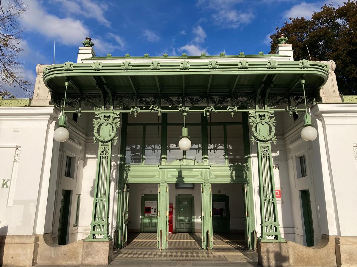 Wien hatte das Glück, während der Blütezeit der Architektur die Hauptstadt eines Weltreichs zu sein. Jedes Wohnhaus aus der Jugendstilzeit sieht besser aus als jeder Betonbau von heute. So wird nicht mehr gebaut, weil es zu teuer ist.
#Wien #KuK #Jugendstil #Betonbau #artnouveau