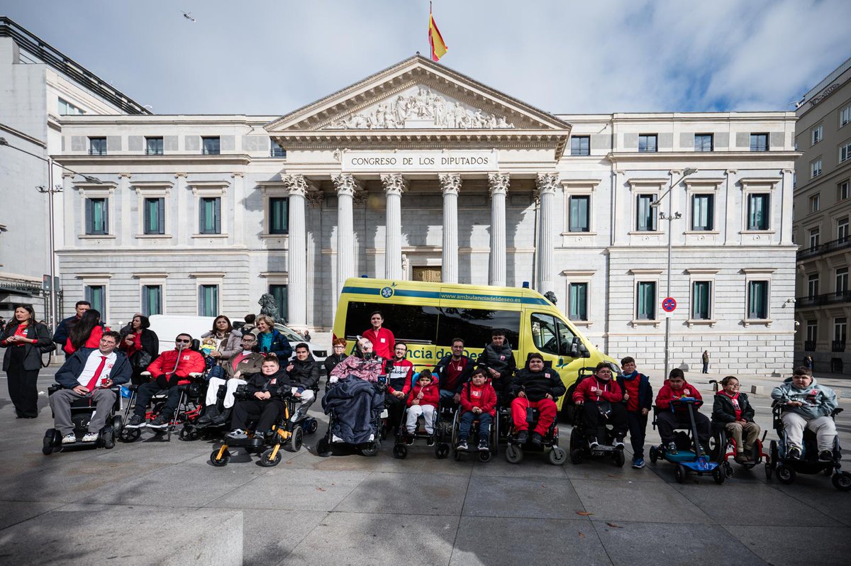 franstark9_'s tweet photo. No tengo palabras para describir el día de ayer. Un día grande para la comunidad #Duchenne. Decenas de personas de toda España nos reunimos delante y dentro del @Congreso_Es en la jornada "Más allá de la X" para pedir a las instituciones que se nos escuche, que nosotros también necesitamos estar en la #LeyELA lo antes posible, que necesitamos más recursos y apoyos para todas las etapas de Duchenne y Becker y más investigación.

Todavía  lo estoy procesando todo. Nervios, ansiedad, Inseguridad, pero también  satisfacción, alegría, emoción, esperanza, ilusión, fuerza, orgullo,  conexión... 

Un viaje y un día inolvidables. Un viaje de reencuentros y de desvirtualizar a muchas personas que solo conocía por  pantallas y chats. Un viaje de enfrentarme a mis mayores miedos y ver  que fue mucho más fácil y sencillo de lo esperado con mi intervención  pública.

¡Qué orgullo pertenecer al equipazo de Duchenne Parent Project España @DPPSpain, desde el comité asesor! MaryPaz, Silvia, Quique, Marc, Oriol, Diego, Miguel Ángel...

Gracias  a todas las familias Duchenne que pudieron asistir, me apoyaron y se  acercaron a hablarme, y también a las que lo hicieron desde la  distancia.

He recibido cientos de mensajes de apoyo, y ahora me vais a hacer llorar a mí 🥹

#LeyELA #DesafíoDuchenne #Discapacidad #ELA