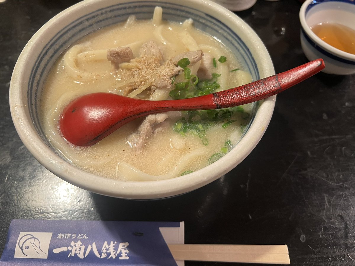 kouta_emo's tweet photo. 一滴八銭屋@新宿
看板メニューの白肉うどん。味噌ベースで豚骨の風味を感じるスープが生姜で緩和されてエンドレスで飲めちゃう。麺は太めでコシ強め。美味でした。
#うどん
#ラーメン
#新宿 https://t.co/ANhKmLJTT3