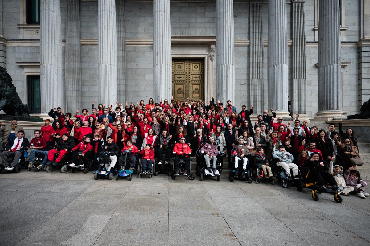 franstark9_'s tweet photo. No tengo palabras para describir el día de ayer. Un día grande para la comunidad #Duchenne. Decenas de personas de toda España nos reunimos delante y dentro del @Congreso_Es en la jornada "Más allá de la X" para pedir a las instituciones que se nos escuche, que nosotros también necesitamos estar en la #LeyELA lo antes posible, que necesitamos más recursos y apoyos para todas las etapas de Duchenne y Becker y más investigación.

Todavía  lo estoy procesando todo. Nervios, ansiedad, Inseguridad, pero también  satisfacción, alegría, emoción, esperanza, ilusión, fuerza, orgullo,  conexión... 

Un viaje y un día inolvidables. Un viaje de reencuentros y de desvirtualizar a muchas personas que solo conocía por  pantallas y chats. Un viaje de enfrentarme a mis mayores miedos y ver  que fue mucho más fácil y sencillo de lo esperado con mi intervención  pública.

¡Qué orgullo pertenecer al equipazo de Duchenne Parent Project España @DPPSpain, desde el comité asesor! MaryPaz, Silvia, Quique, Marc, Oriol, Diego, Miguel Ángel...

Gracias  a todas las familias Duchenne que pudieron asistir, me apoyaron y se  acercaron a hablarme, y también a las que lo hicieron desde la  distancia.

He recibido cientos de mensajes de apoyo, y ahora me vais a hacer llorar a mí 🥹

#LeyELA #DesafíoDuchenne #Discapacidad #ELA