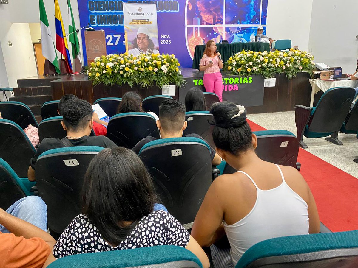 ProsperidadCol's tweet image. En #Valledupar, estudiantes de la Universidad Popular del Cesar asistieron una jornada pedagógica de la estrategia #TrayectoriasDeVida, línea complementaria del programa #RentaJoven, 📘que invita a los jóvenes a organizarse en colectivo como medio para lograr autonomía económica.