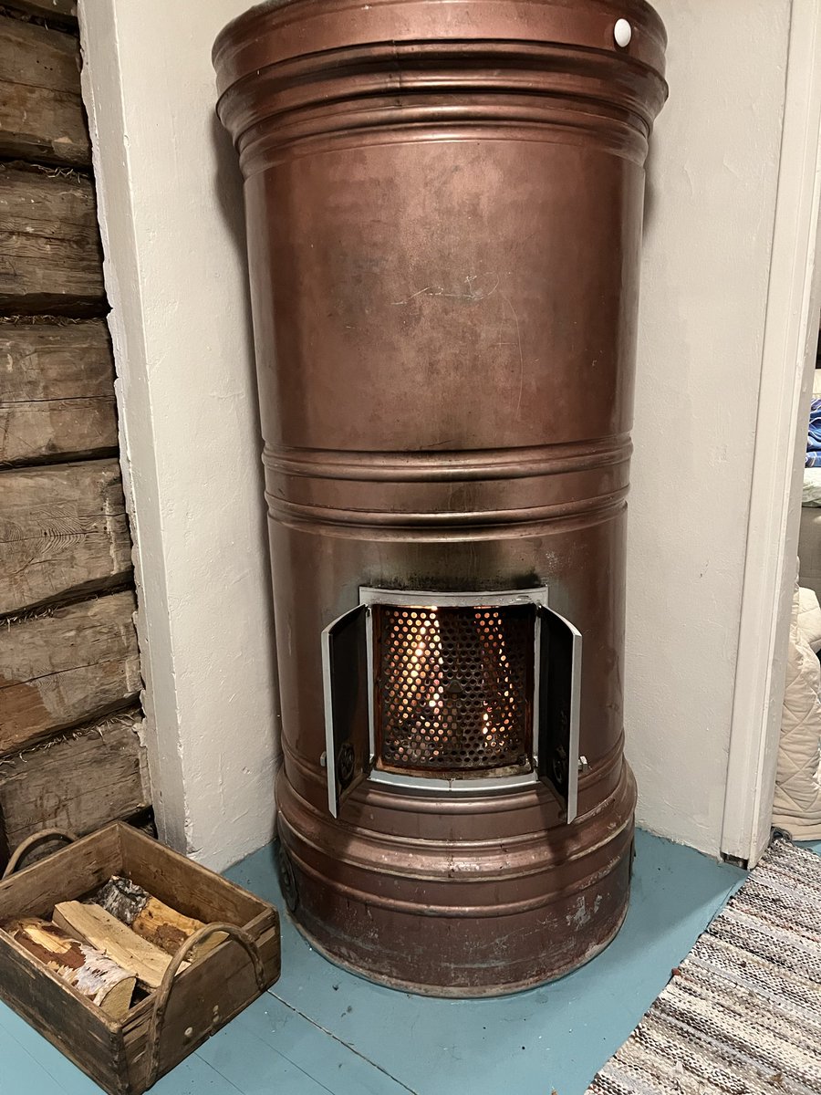 Pönttöuunin lämmitystä.