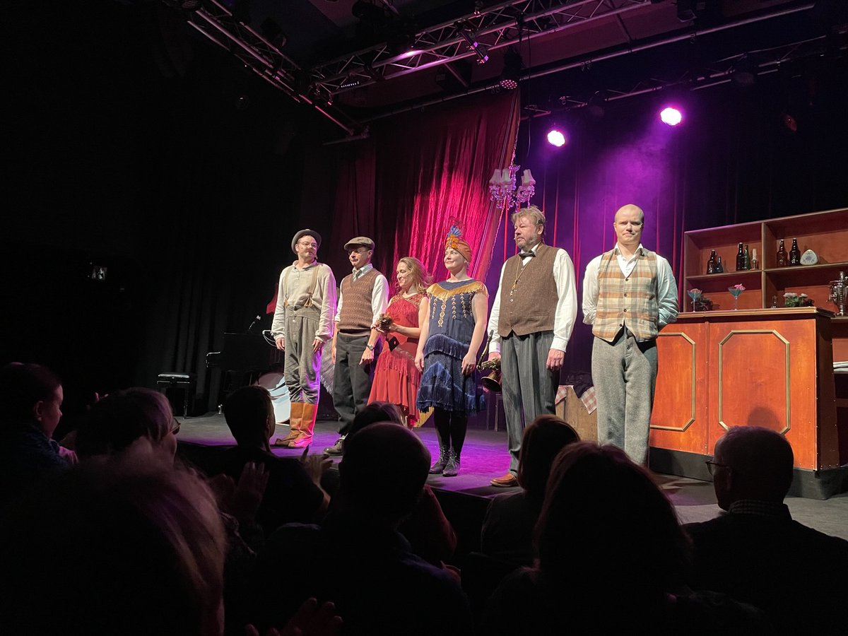 Musiikkiteatteri Kapsäkissä esitetään hieno musiikkinäytelmä Sörkkä Svengaa. Kannattaa käydä katsomassa.👍#musiikkiteatterikapsäkki #karlohaapiainen