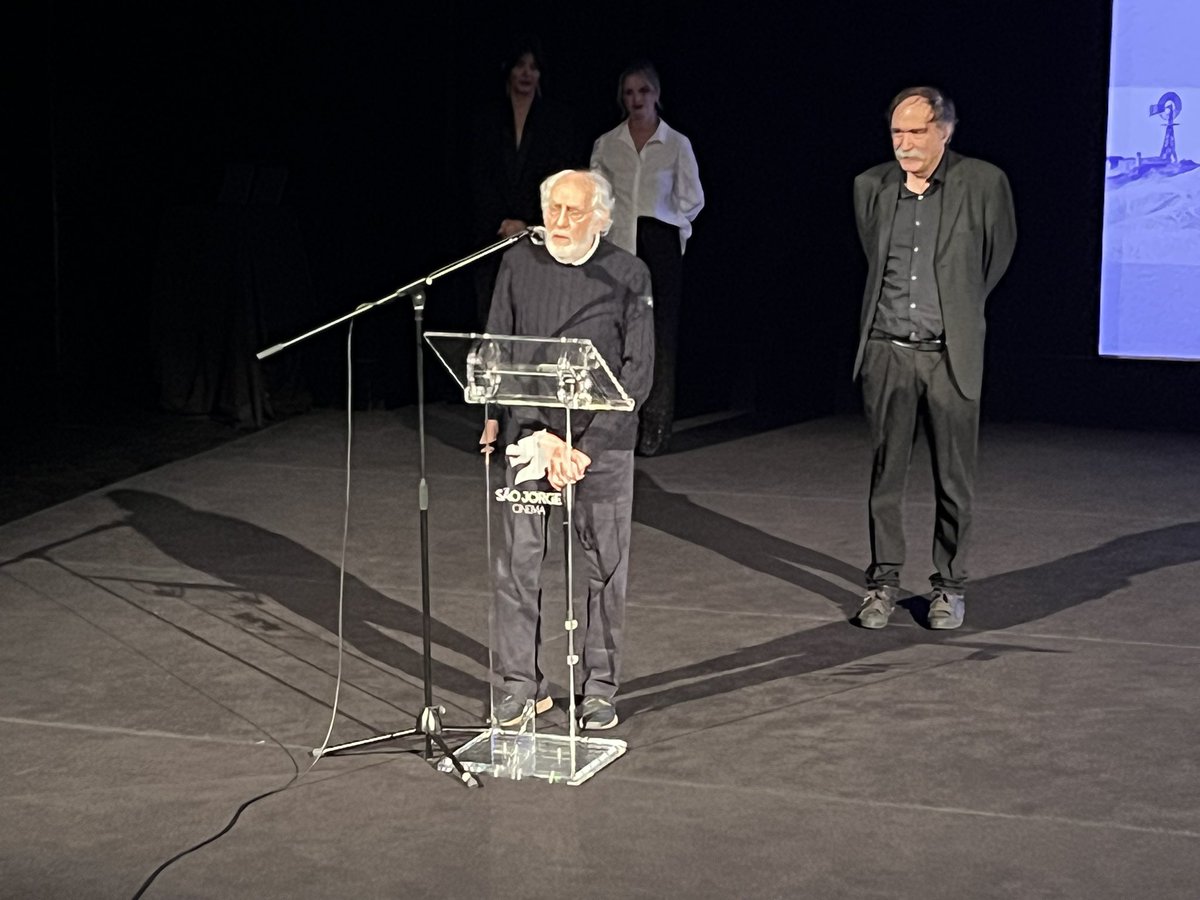 BrunoBFigueroa's tweet photo. “MIEL A LA VEJEZ”: Arturo Ripstein, el monumental cineasta 🇲🇽, recibió el reconocimiento 🏆“Spécial Tribute” en la inauguración del Lisbon Film Festival #LEFFEST 🇵🇹. El festival también proyectará varias de sus cintas, 🎞️imperdibles👉
@LEFFEST @SRE_mx @cultura_mx @imcine https://t.co/eZOTKdgDSY