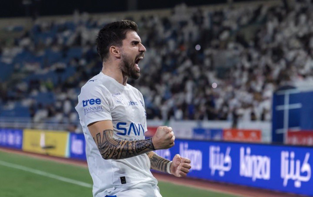 مر بظروف صعبه باللقاء وعوض بشكل اسطوري ،  لاعب يمتلك إرادة من حديد تبارك الله  ، حتى ضربة الجزاء  اللي كان بيسددها صارت ضربة حره ومع ذلك سجلها سيناريو عجييب جداً . 
 #نيفيز #الهلال_النجمه