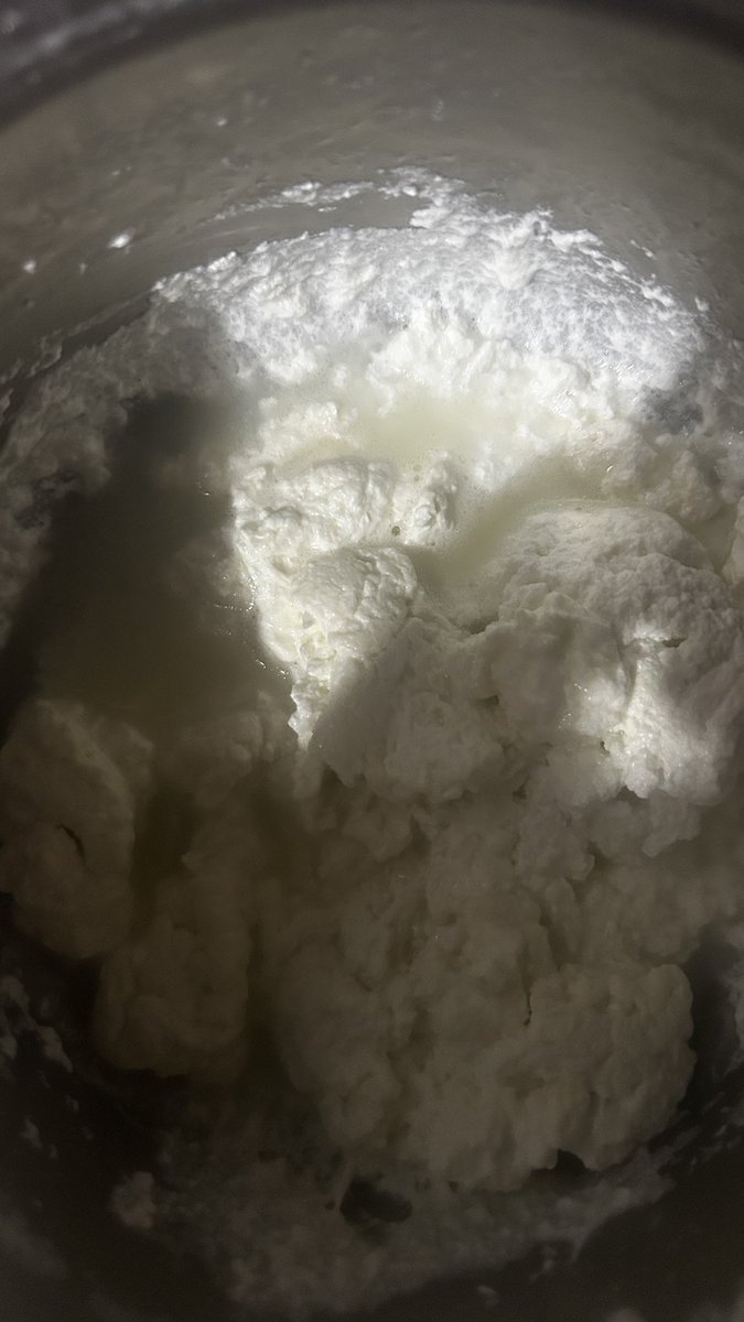 ramchandrasukla's tweet photo. @ZeptoNow 
@zeptocares 
@aadit_palicha 

I just buy 1.5 litre milk from Zepto, as soon as I boil it the whole milk got spoiled and Zepto did not even support the customer, I will take legal action for this,

Apart from this, there is no expiry date on milk packets. https://t.co/1jiUiJUglM