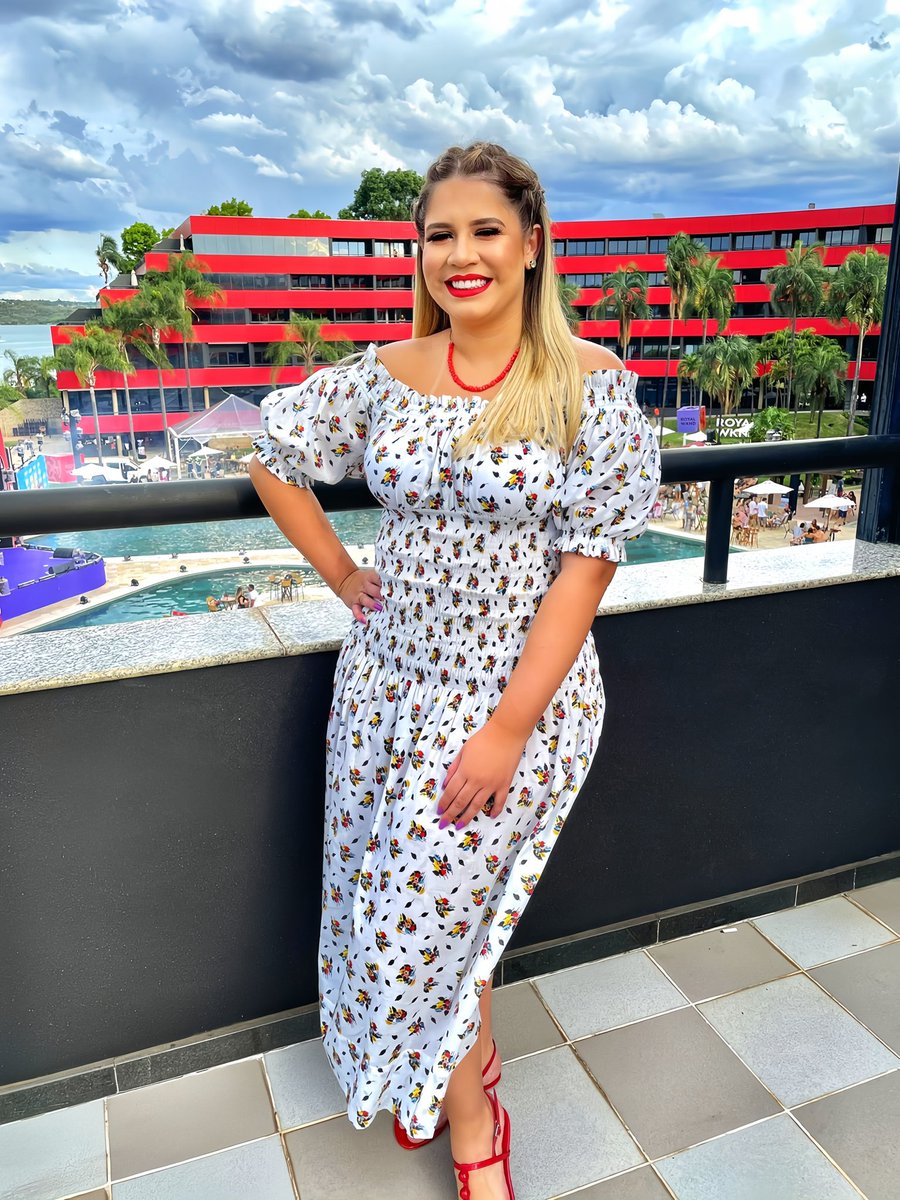 suditosdamm's tweet image. 5 anos atrás de Marília Mendonça no Royal Tulip em Brasília. Ela estava linda demais! 👑🤍