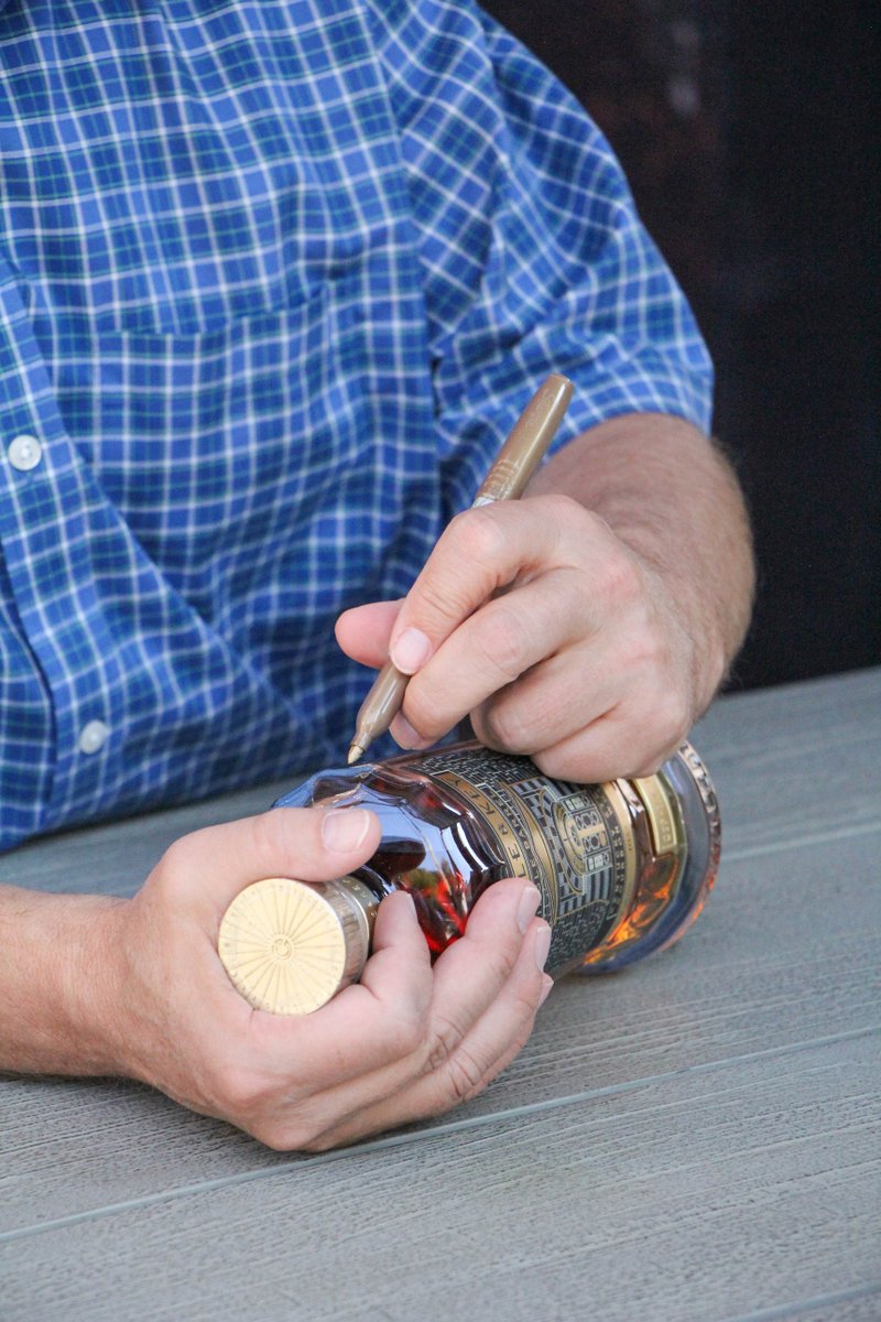 A bourbon eight years in the making, signed by the man who started it all 🥃 Join us on Saturday as Founder Will Arvin signs bottles in celebration of our Founder’s Pick Single Barrel Hickory King Bourbon, an 8-year expression worth savoring! 🌽🌾
