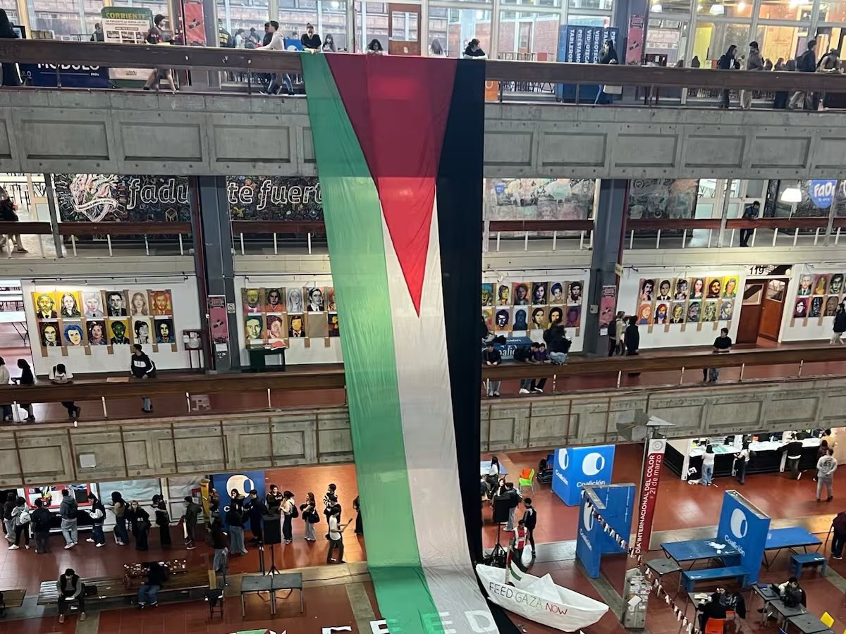 Creo que los que no entienden son ustedes que van y cuelgan una bandera PALESTINA en la universidad de BUENOS AIRES y en cada marcha que pueden flamean cualquier bandera menos la Argentina, pero bueno.