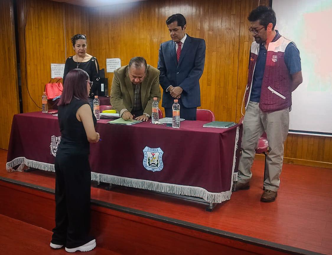 EconomiaEscuela's tweet photo. 🏆 ¡Primer lugar en Ciencias Sociales y Administrativas en el Premio al Mejor Trabajo de Titulación 2025!
🎓 Felicitaciones al Dr. David Robles Ortiz y a la Lic. Abril Anayeri Guerrero Tello por este logro.
¡Huélum!
#OrgulloPolitécnico #ESE https://t.co/rATMQmQvEx