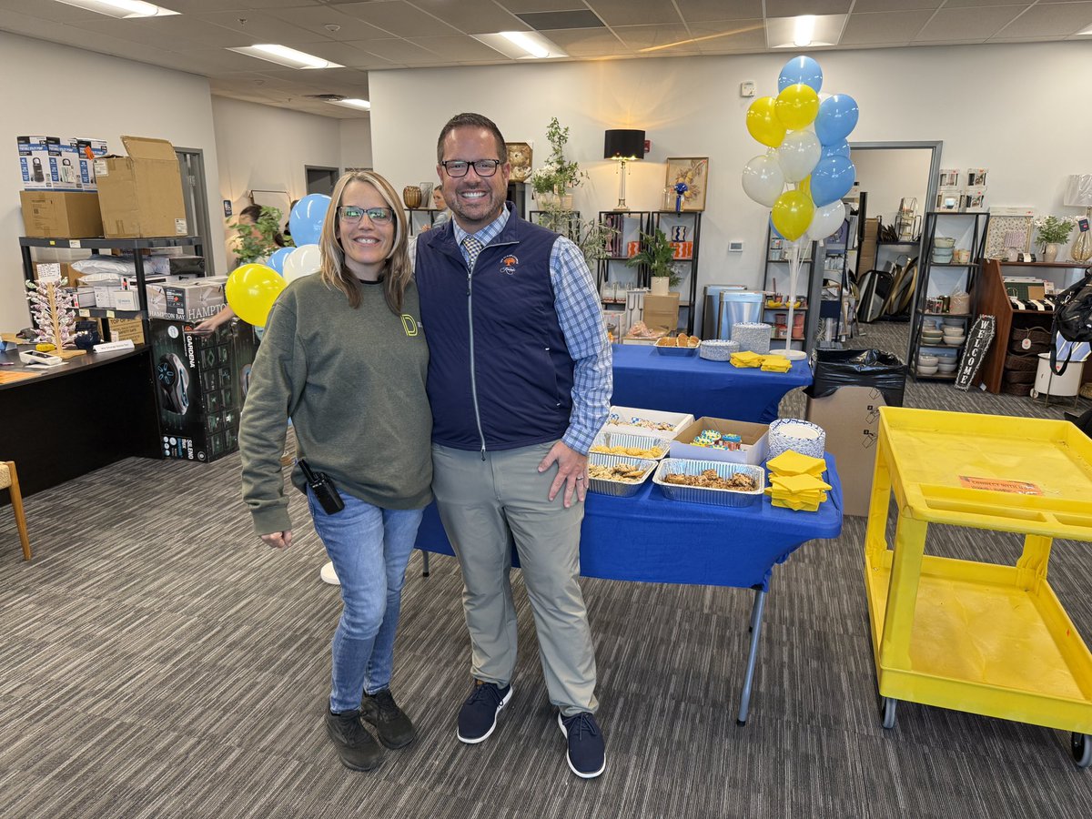 MayorJensen's tweet photo. Congratulations to DC Home Supply on your grand opening in #Noblesville! DC Home Supply is a furniture, home decor, and home improvement warehouse store. https://t.co/ghvMbvGLMx