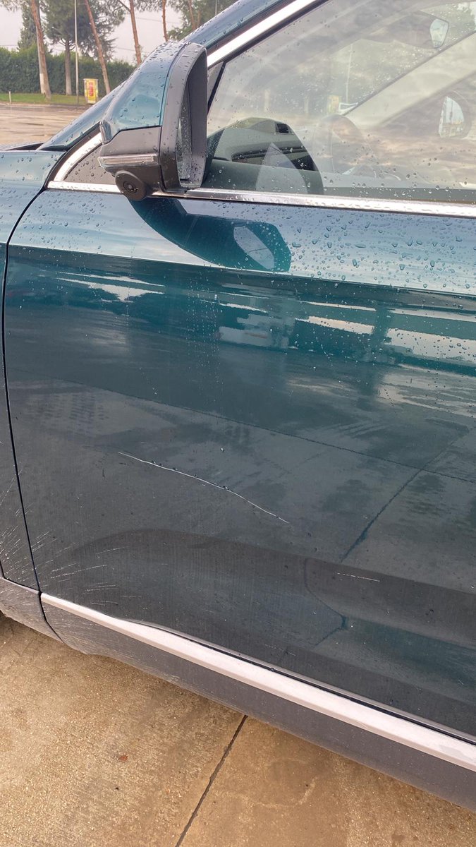 lacapo_7's tweet photo. @TOGG_Team Keşke olsaydı da şunu yapanı görseydim... Tesla'nın güvenlik moduna imrenmemek mümkün değil. Bu kadar kamerayla donatılan bir araçta kayıt seçeneğinin olmamasının hiçbir mantıklı izahı olamaz. https://t.co/WmYIBOilL1