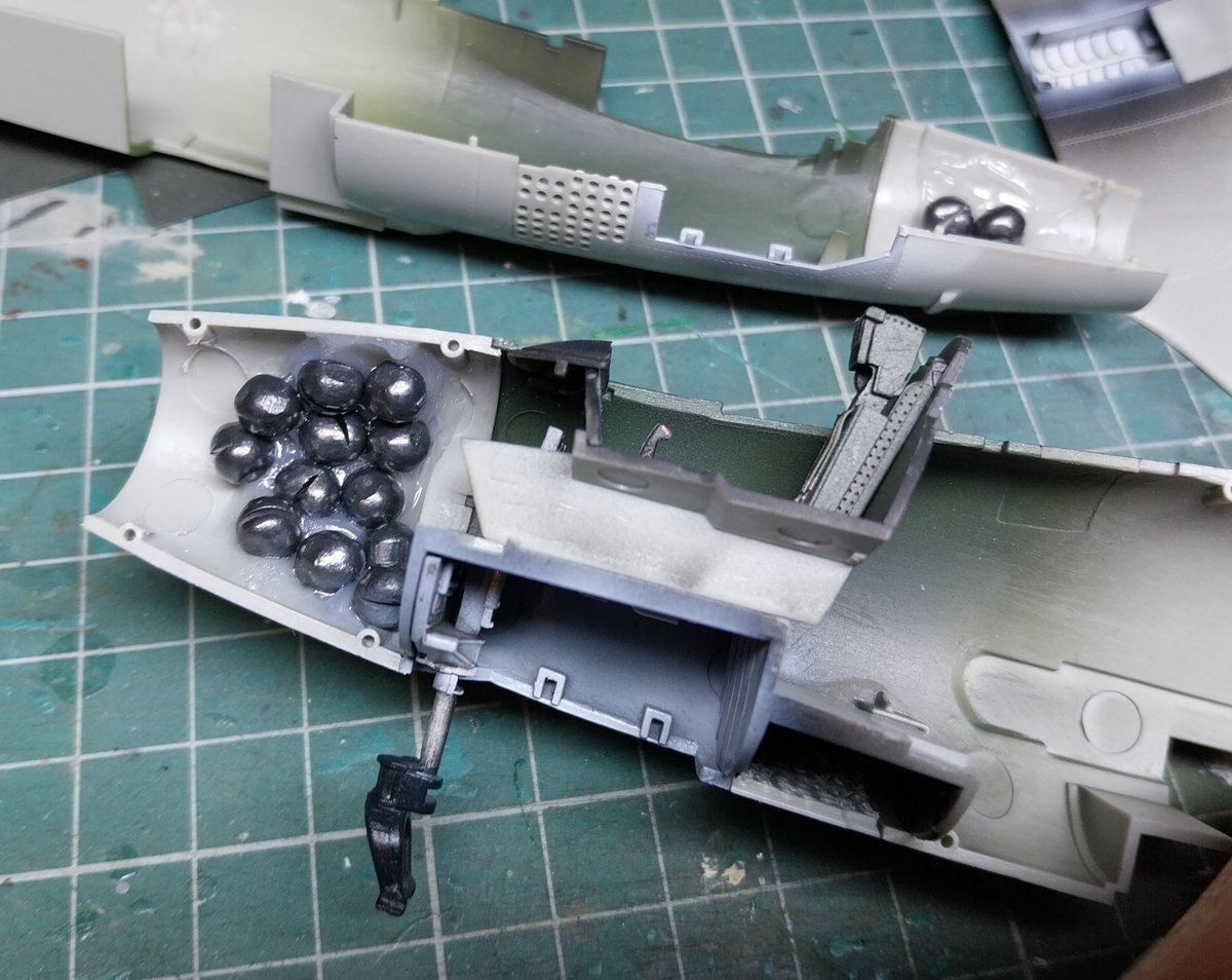 No, i można zamykać kadłub. Na dziobie tradycyjny farsz ołowiano-poxipolowy.
#F9FPanther
#ttmodelarze