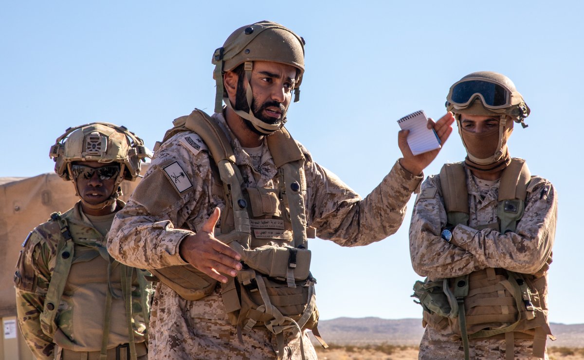 پہلی بار، شاہی سعودی زمینی افواج (RSLF) اور امریکی زمینی افواج  نے کیلیفورنیا کے فورٹ آئروِن فوجی اڈے پر مشترکہ فوجی مشقیں شروع کی ہیں۔ 

ان مشقوں کا مقصد عملی تیاری کو بہتر بنانا، مہارتوں کا تبادلہ کرنا، اور مختلف جنگی حالات میں مشترکہ کارروائیوں کے انعقاد کے لیے باہمی انضمام کو