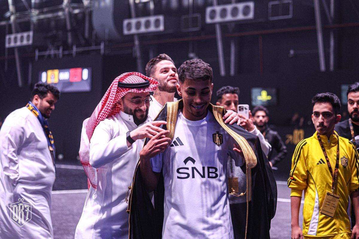 DR7TEAM_'s tweet photo. يا لابس البشت، البشت يزهى لك 💙📸

#KingsLeagueMENA | #DR7 https://t.co/hyPEb3NSs3