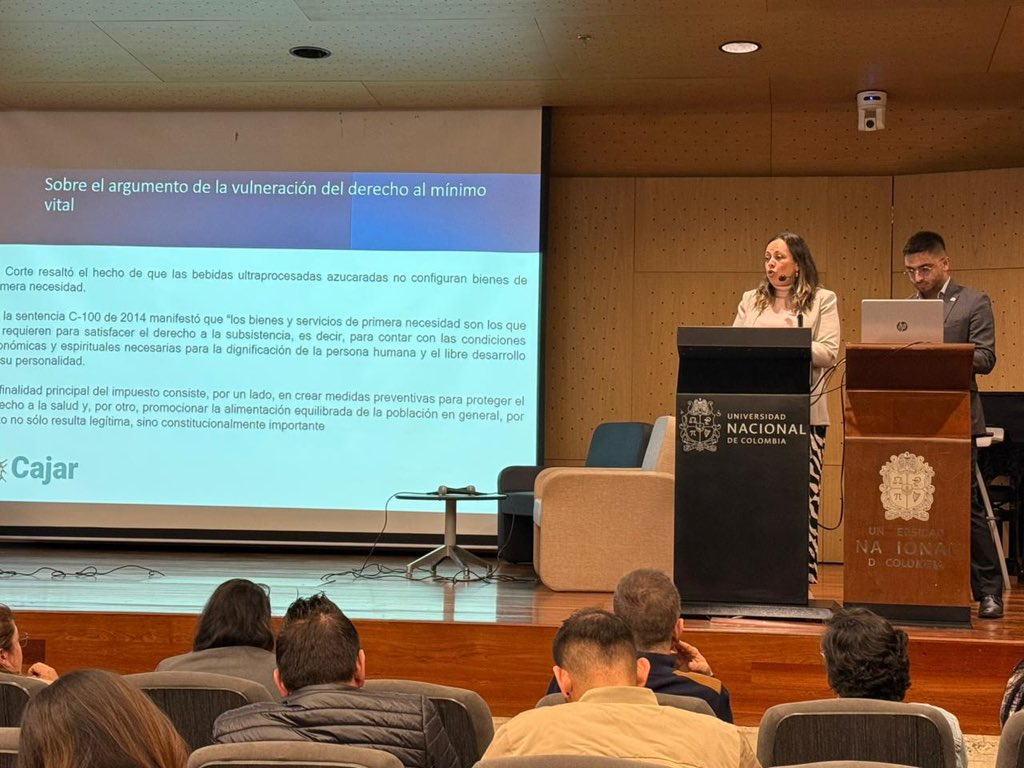 MinSaludCol's tweet photo. Con expertos nacionales e internacionales se llevó a cabo el foro: “Los impuestos saludables a los ultraprocesados en Colombia: referente mundial y hoja de ruta para su defensa”, liderado por el #Minsalud en conjunto con la FIAN, Cajar y la Asociación de Consumidores Tal Cual. 

Durante la jornada se destacaron los beneficios para la salud que tienen estos impuestos que ayudan a la reducción de enfermedades crónicas no transmisibles como las cardiovasculares, la diabetes, la hipertensión o el cáncer, que hoy hacen parte de las principales causas de mortalidad en Colombia. 

“Como Gobierno Nacional asumimos la tarea de avanzar en las políticas estructurales que modifiquen el entorno alimentario, promuevan elecciones saludables y protejan la salud de la población. Una de las decisiones más trascendentales fue la creación de los impuestos saludables incluidos en la ley 2277 del 2022, que estableció ésta un gravamen progresivo en las bebidas azucaradas y a los comestibles ultraprocesados. Hoy podemos afirmar con orgullo que Colombia es referente mundial en la implementación de impuestos saludables”, destacó Lilian Sánchez, subdirectora de salud nutricional, alimentos y bebidas del Ministerio de Salud.

Con este fin el #MinSalud ha desarrollado más estrategias como: 

✅ Etiquetado frontal de advertencia.
✅ Resolución para la eliminación de grasas trans y aceites parcialmente hidrogenados.
✅ Áreas de lactancia materna.
✅ Sistema Nacional de Bancos de Leche Humana (en consulta pública).
✅ Fortificación obligatoria de harina de trigo, harina de maíz y arroz (en trámite de expedición).