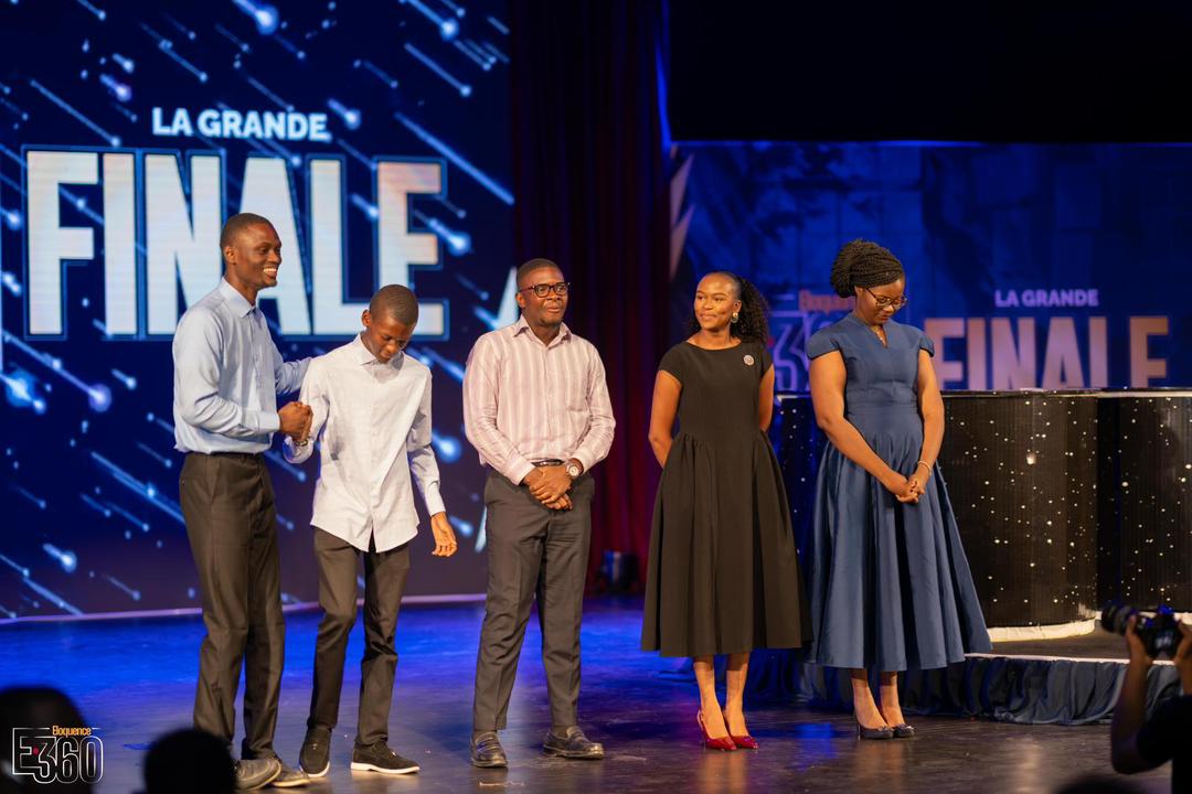 saiditracy's tweet photo. Je suis assurément entouré de personnes brilliantes qui sont l'avenir de ce pays.
Heureux d'avoir été 4ème de concours (prix du Jury).
#Éloquence360 https://t.co/zM6HFICQ7a
