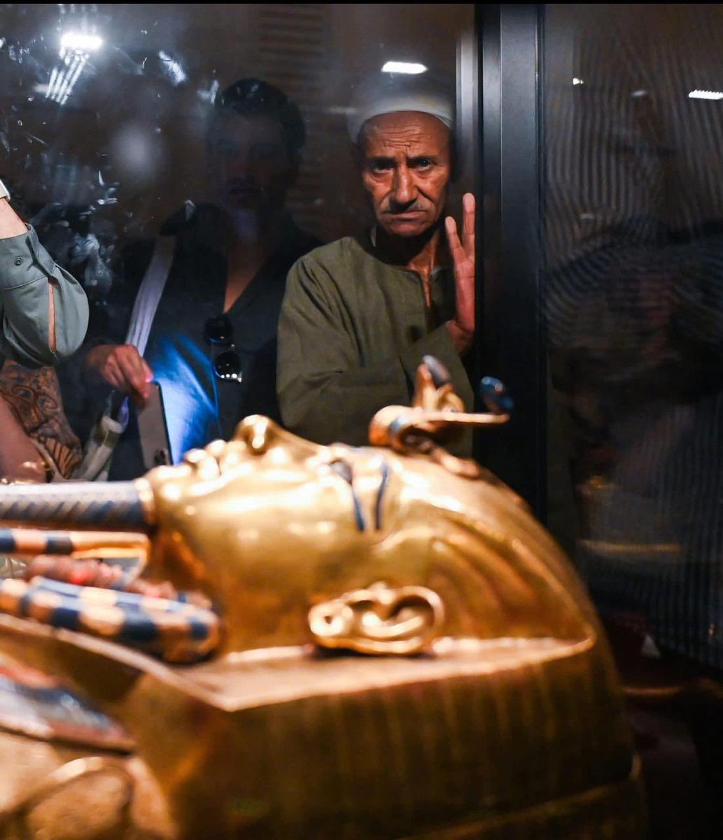 الجلابية الفلاحي تمتد جذورها إلى العصر الفرعوني؛حين كان الفلاح المصري يرتدي ثوبًا من الكتان الأبيض الفضفاض، بسيطا في تصميمه، عمليا في وظيفته، يناسب العمل في الحقول والمناخ الحار.
ومع مرور الزمن، تطورت خامتها وألوانها، لكنها احتفظت بروحها المصرية الخالدة.

وليست كالجلابية الخليجية