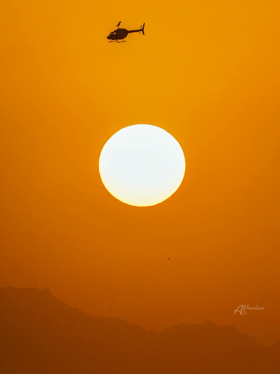 ماه بر فراز بادگیرها، آسمان در رنگِ نارنجیِ کویر؛
یزد، روایت آرامش و اصالت ایرانی.
عکس: علی مولایی 
#یزد #میراث_جهانی #بادگیر #ایران_ببین