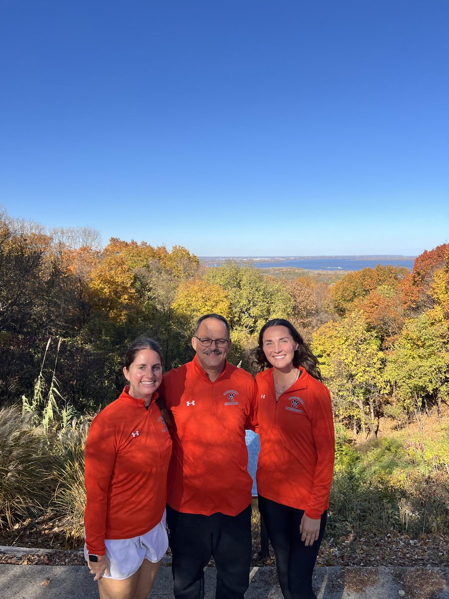 EdwardsvilleXC's tweet photo. The Magical Forest in Peoria!  Off to Detweiler for our pre-meet workout! https://t.co/iQHrN40CNB