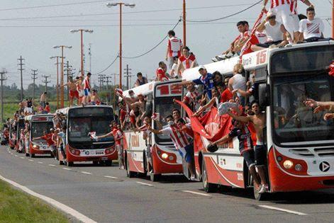 Caravana de hinchas de Unión hacia la cancha de Colon, año 2011.