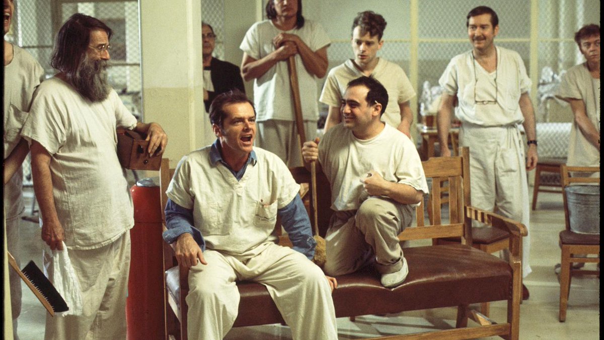 CompagniaTDF's tweet image. Il sistema sanitario, come ogni altra industria attiva all&apos;interno della struttura economica della nostra società, segue semplicemente la via del minimo sforzo e del massimo tornaconto finanziario. 
(Will Tuttle)

(Foto da &quot;One Flew Over the Cuckoo&apos;s Nest  di Miloš Forman, 1975)