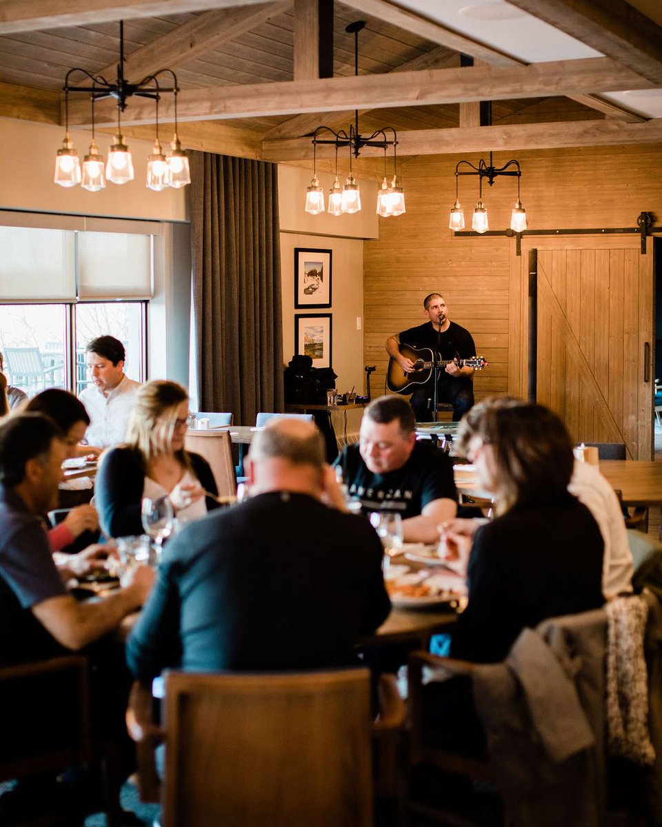 Weekend mood: ON. ✨
Live entertainment every Friday at Callaghan’s Restaurant &amp; Bar. 🎤 
Check out who’s playing each week right here: bit.ly/3H70vab