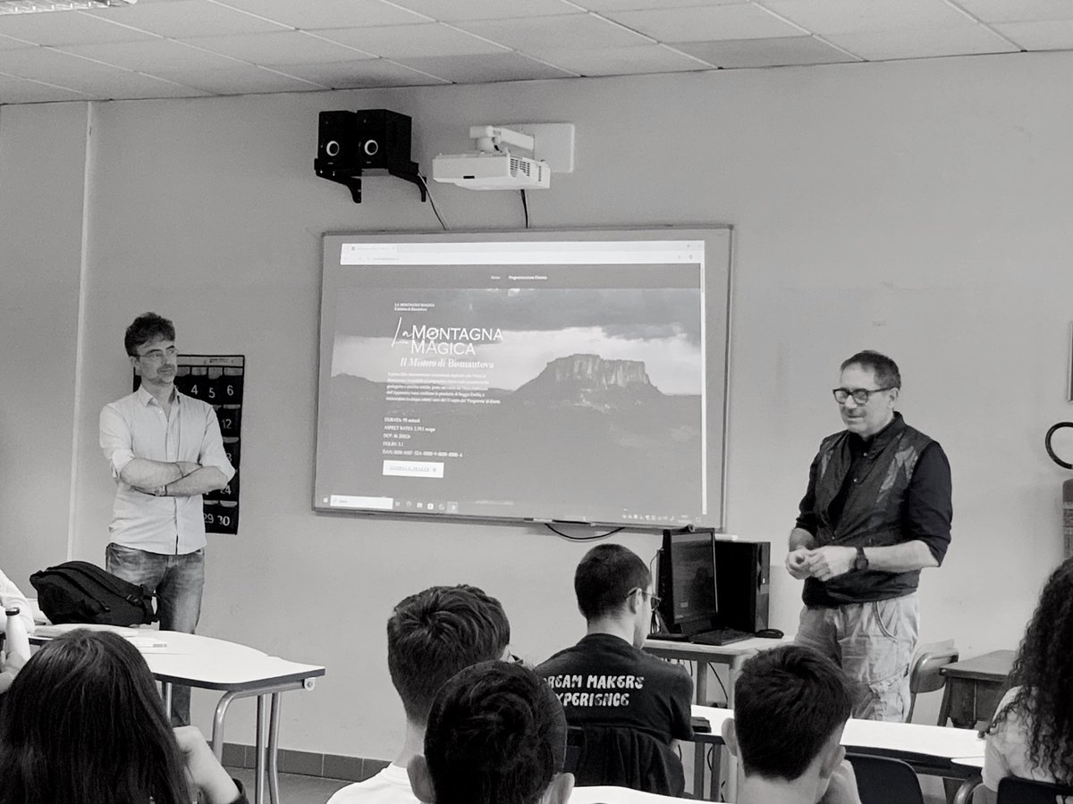 RadioLiceoMati1's tweet photo. Il giornalista e videomaker Massimo Dallaglio @maxdll è il nuovo esperto che lavorerà con i Ragazzi e Ragazze della redazione Canossa On Air del Liceo Canossa per una serie di cortometraggi. Oggi la prima lezione. https://t.co/B74Mbuvb2u