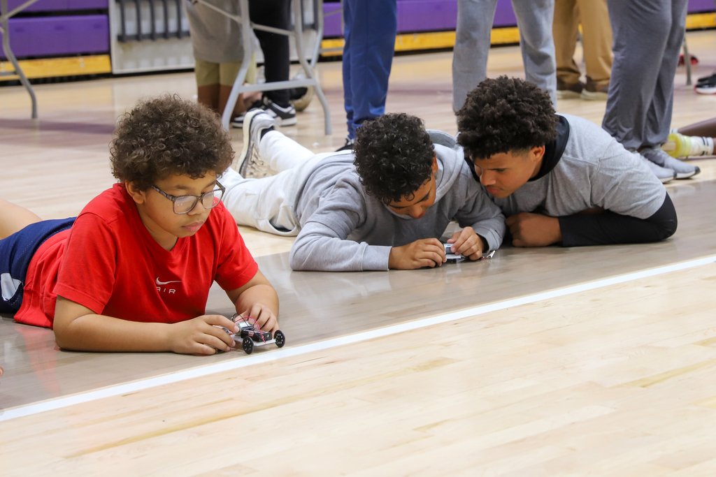 BGJHS's tweet image. 🏎️ R.I.S.E. students at BGJHS built and raced solar/battery powered cars as part of Omega STEM Day. The activity was brought to the school by the 5th District Omega Psi Phi Fraternity, Inc., made up of members from KY and TN.

Resilient Innovative Scholars of Excellence 🎓