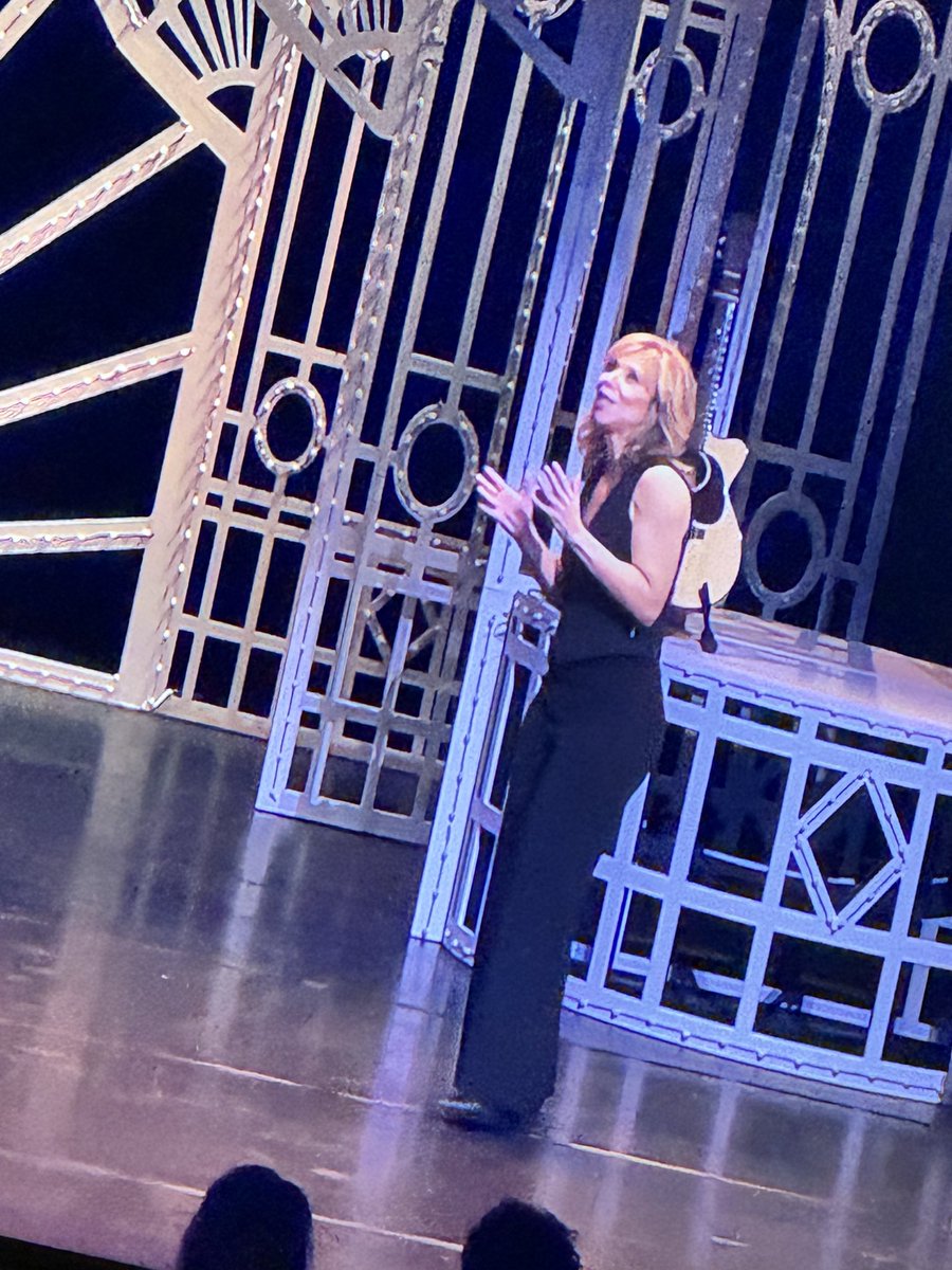 Jackie69692's tweet photo. Zit er nu een lachband in de zaal bij Claudia de Breij? Ik heb werkelijk in 30 min nog helemaal niets grappigs gehoord. Weggegooid belastinggeld! Heb het echt geprobeerd! #debreij #bnnvara https://t.co/8B9EAMBPta