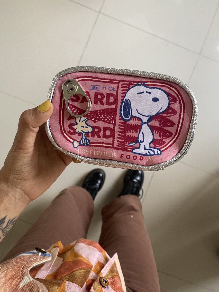 no te preocupes amor, yo invito con mi monedero de sardinas de snoopy