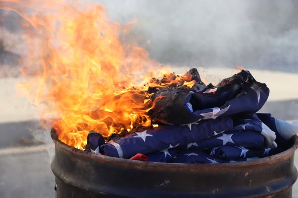 sedck12's tweet image. Parowan High students &amp;amp; local veterans partnered to respectfully retire over 600 American flags. Students learned about Flag Code &amp;amp; honoring veteran sacrifice. A powerful lesson in civic duty! 🇺🇸 #ParowanHighSchool #Veterans #FlagCode #sedck12