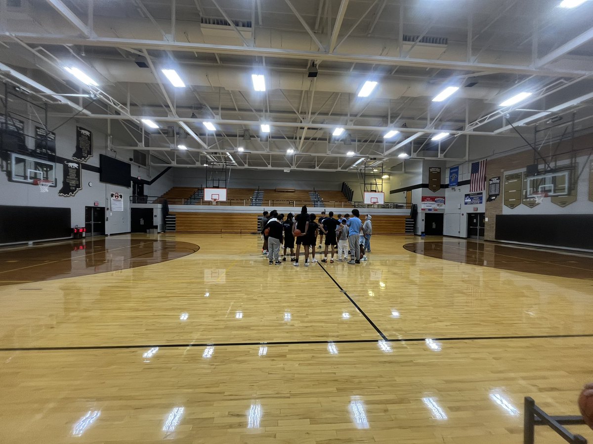 A special thanks to Griffith High School &amp; Athletics for their hospitality and gym time this morning!! We’re rooting for Panther basketball all season!

Next up - Game Time at 3pm CT/4 pm ET
📺: jedtv.com/iun.html?B=300…