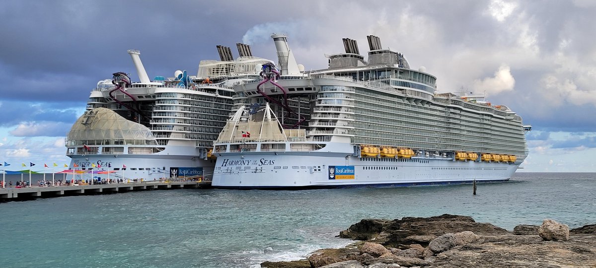 ChrispyCream101's tweet photo. My second fav pic of @harmonyofthesea from @RoyalCaribbean https://t.co/gly7frqNAr