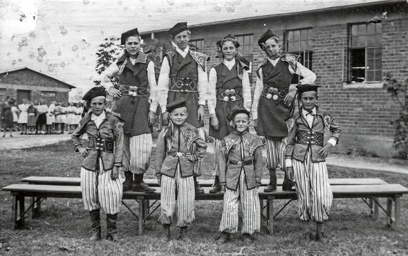 thyphoidjack's tweet image. The Polish Orphans of Oudtshoorn📷
During World War II, 500 Polish orphans found refuge in Oudtshoorn, South Africa, after enduring forced deportations, starvation, and the loss of their families. Their journey from Soviet labor camps to safety in the Karoo remains a little-known…
