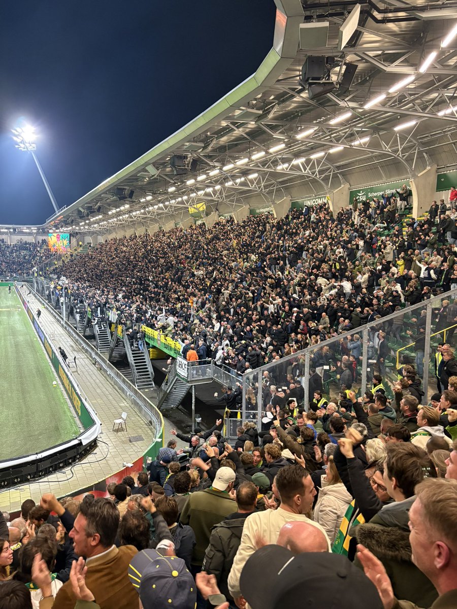 Na de eerste 20 minuten hadden we makkelijk 0-2 achter kunnen staan.. maar dan toch de rust in met een mooie 2-0 voorsprong!! Dat is hoe je kampioen wordt!! #adorod #fcdh #kkc #fcdenhaag #adodenhaag #rodajc