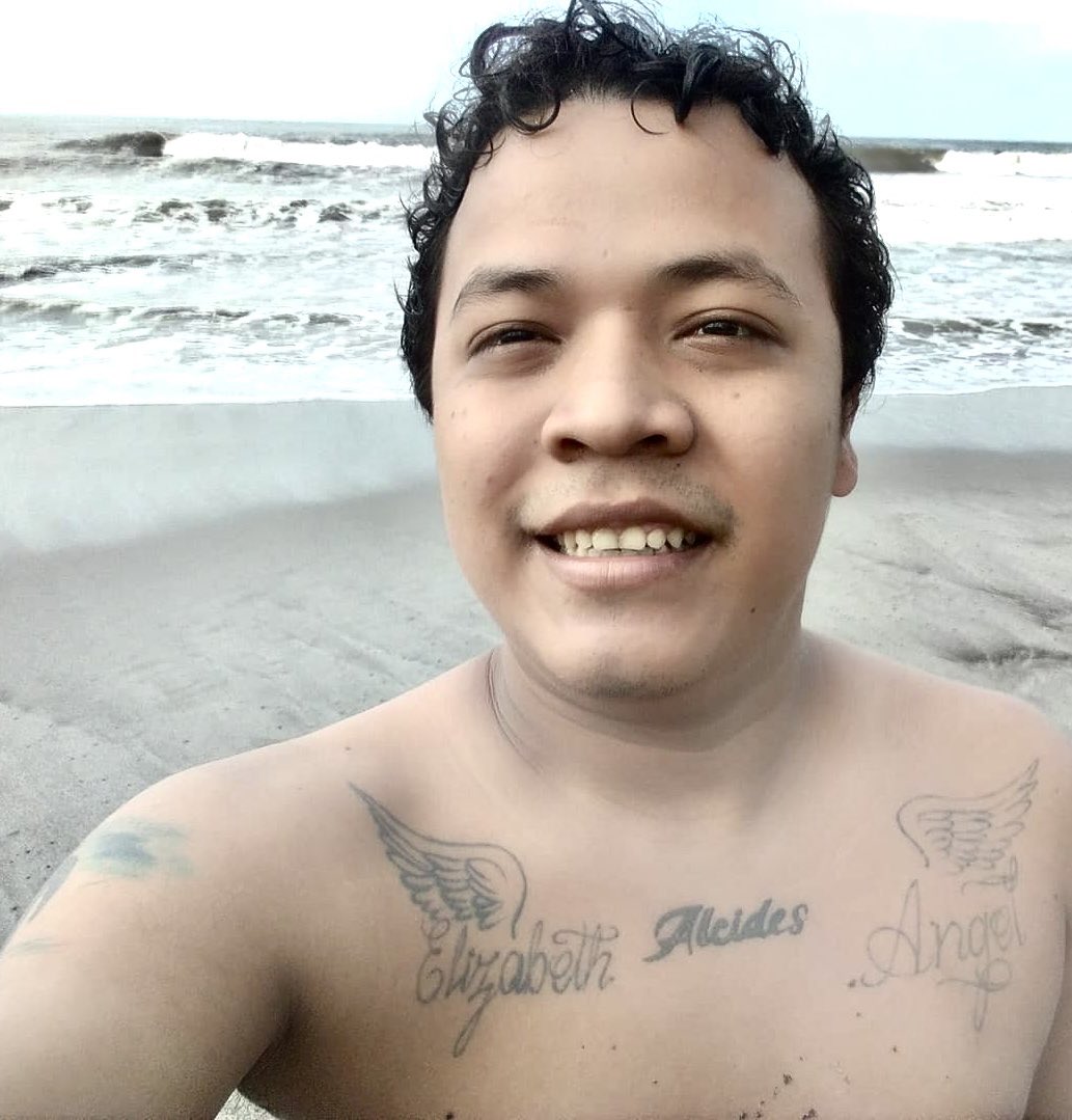 No se como terminará mi historia pero en mis páginas de la vida nunca leerán que me rendí ante un sistema que ataca día a día todo aquel que opina diferente a ellos 

Tenemos que luchar asta que caiga este sistema injusto en EL SALVADOR