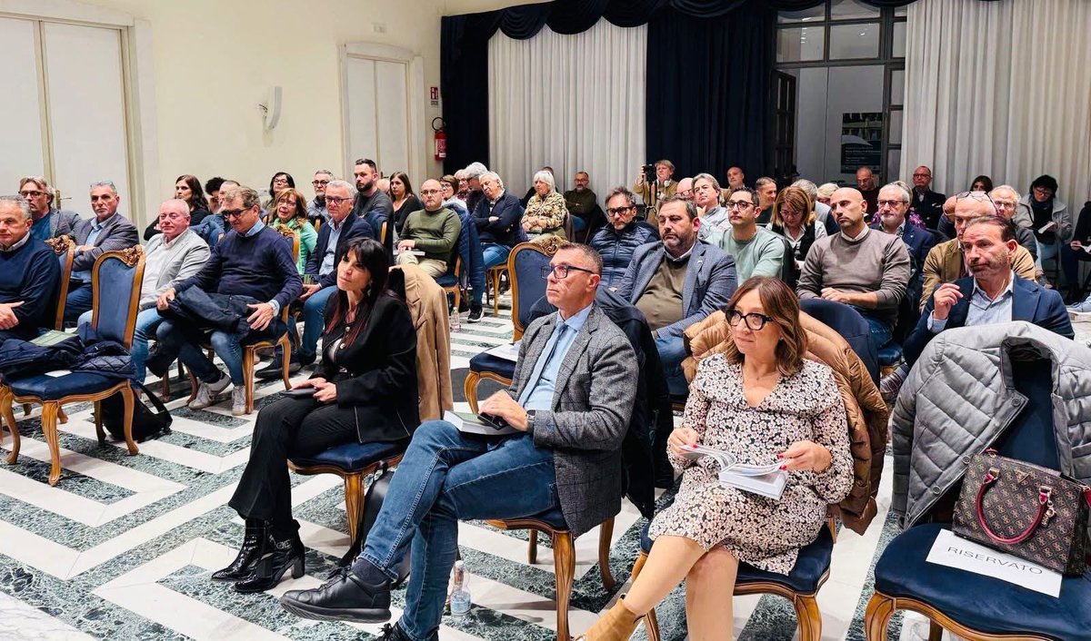 Cisl_Napoli's tweet photo. Oggi come CISL Napoli al Castello Baronale di Acerra abbiamo partecipato alla iniziativa della Fai Cisl Nazionale sulla presentazione del volume 𝐒𝐞𝐦𝐢 𝐝𝐢 𝐏𝐚𝐜𝐞 𝐞 𝐝𝐢 𝐒𝐩𝐞𝐫𝐚𝐧𝐳𝐚: 𝐢𝐥 𝐥𝐚𝐯𝐨𝐫𝐨 𝐚𝐠𝐫𝐨𝐚𝐥𝐢𝐦𝐞𝐧𝐭𝐚𝐫𝐞 𝐞 𝐥𝐚 𝐃𝐨𝐭𝐭𝐫𝐢𝐧𝐚 𝐒𝐨𝐜𝐢𝐚𝐥𝐞 https://t.co/femTQEtbJe
