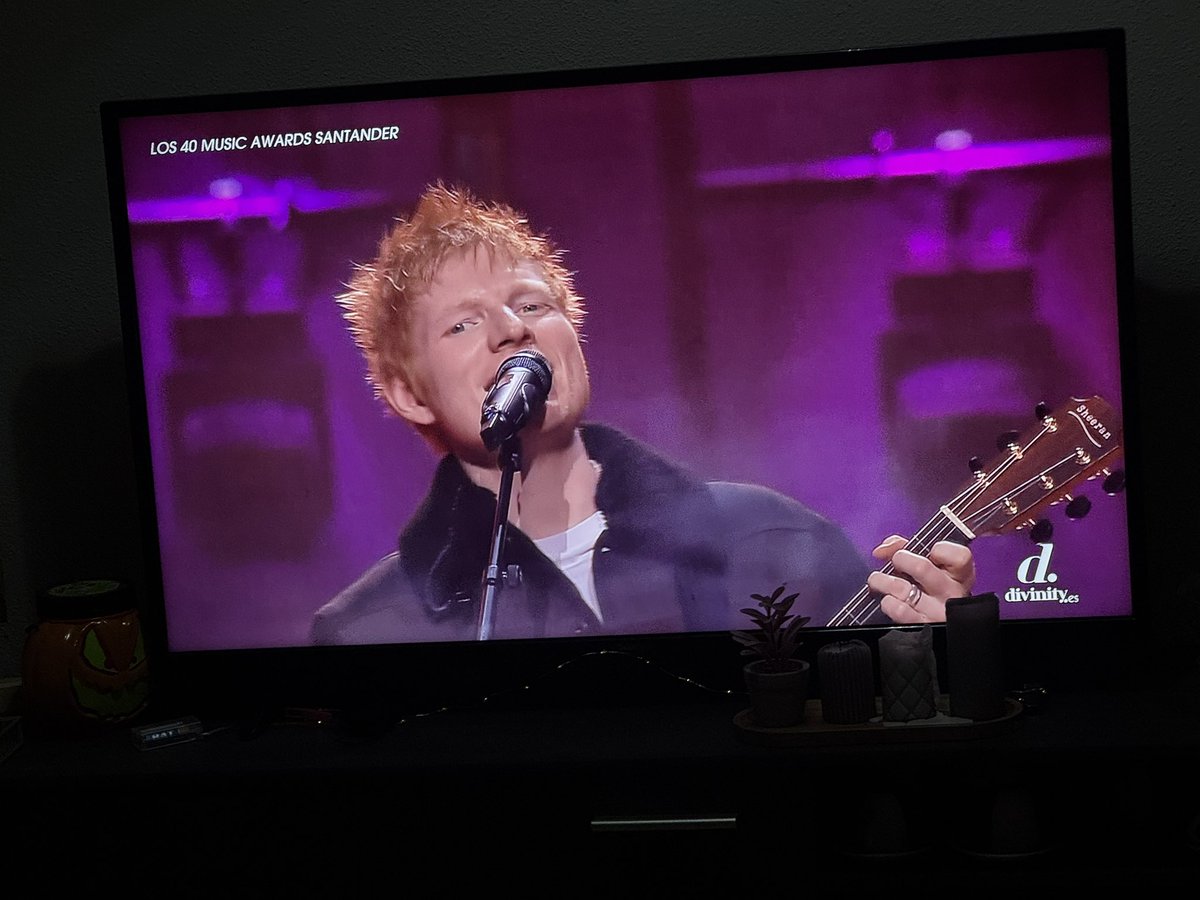 Pyramithh's tweet image. 🎸🔥 ¡Ed Sheeran EN DIRECTO desde el ROIG ARENA de VALENCIA!  
Voz rota, guitarra en llamas y 25.000 almas gritando.  
¡Qué pedazo de noche en #LOS40MusicAwardsSantander! 📺💜  
#EdSheeran #Valencia2025  

¡RT si estás vibrando desde casa! 🏠🎤