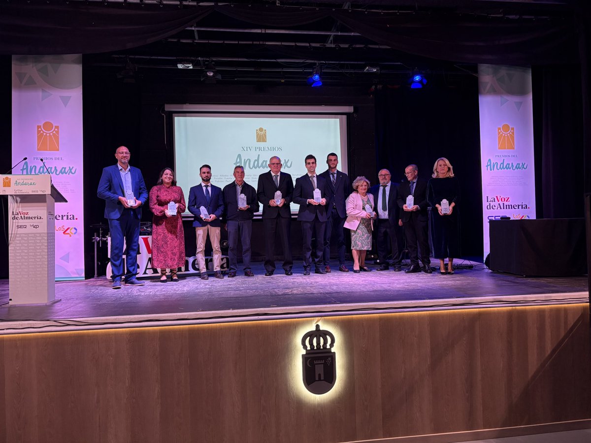 Bernard_FR's tweet photo. Ce jeudi s’est tenu à @huercalalm les XIV Prix Andarax, organisés par @lavozdealmeria qui récompense le talent de ceux qui contribuent au développement des Alpujarras d’Almeria🌿 La maire de Canjayar Antonia Urrutia a  honoré Teresa Navarro pour son magnifique Jardin Villa Maria. https://t.co/Zrb4wYxumP