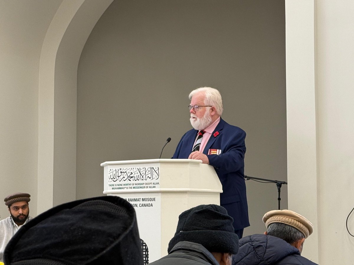 MuslimsRemember's tweet photo. Today, @AMJSaskatoon held a #MuslimsForRemembrance event to honour our veterans and their sacrifices for peace and freedom. 🌺

Aujourd’hui, @AMJSaskatoon a organisé un événement #MuslimsForRemembrance pour rendre hommage à nos vétérans et à leurs sacrifices pour la paix et la liberté. 🌺

#RemembranceDay #JourDuSouvenir #VeteransWeek #SemaineDesAnciensCombattants #LestWeForget #NousNousSouviendrons