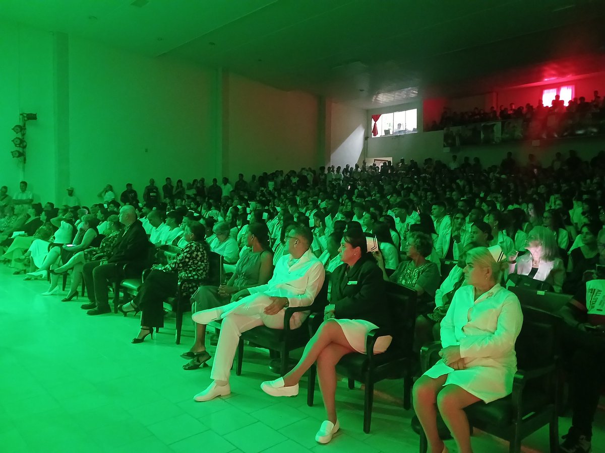 rectoraucmcfg's tweet photo. Nos reunimos bajo la sombra protectora de un lema que es faro y esencia de nuestra vocación: “La más alta de las Ciencias al servicio de la más humana causa”. No son solo palabras, es el lema que llevara consigo la 46 Graduación de la Universidad de Ciencias Médicas de Cfgos. https://t.co/iAIyT2GBx3