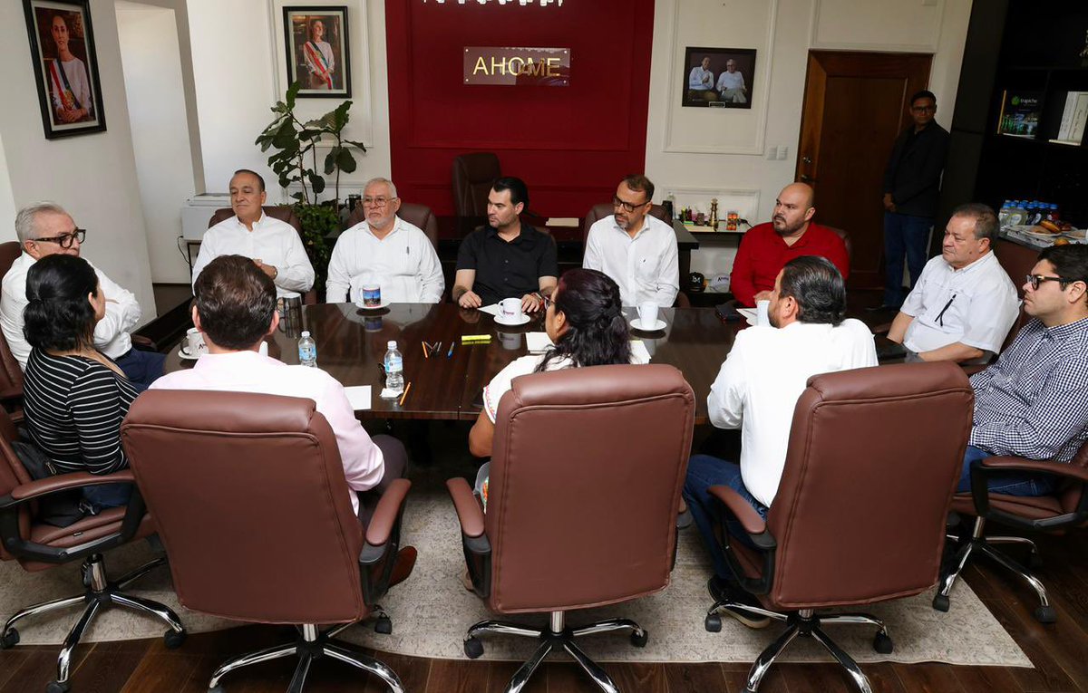 Hoy sostuvimos una reunión de trabajo con el alcalde de Ahome y los diputados locales del municipio. Coordinamos esfuerzos y trazamos juntos lo que será el plan de obra pública para el 2026. Las familias nos han expresado sus necesidades, y nuestra prioridad es dar solución real