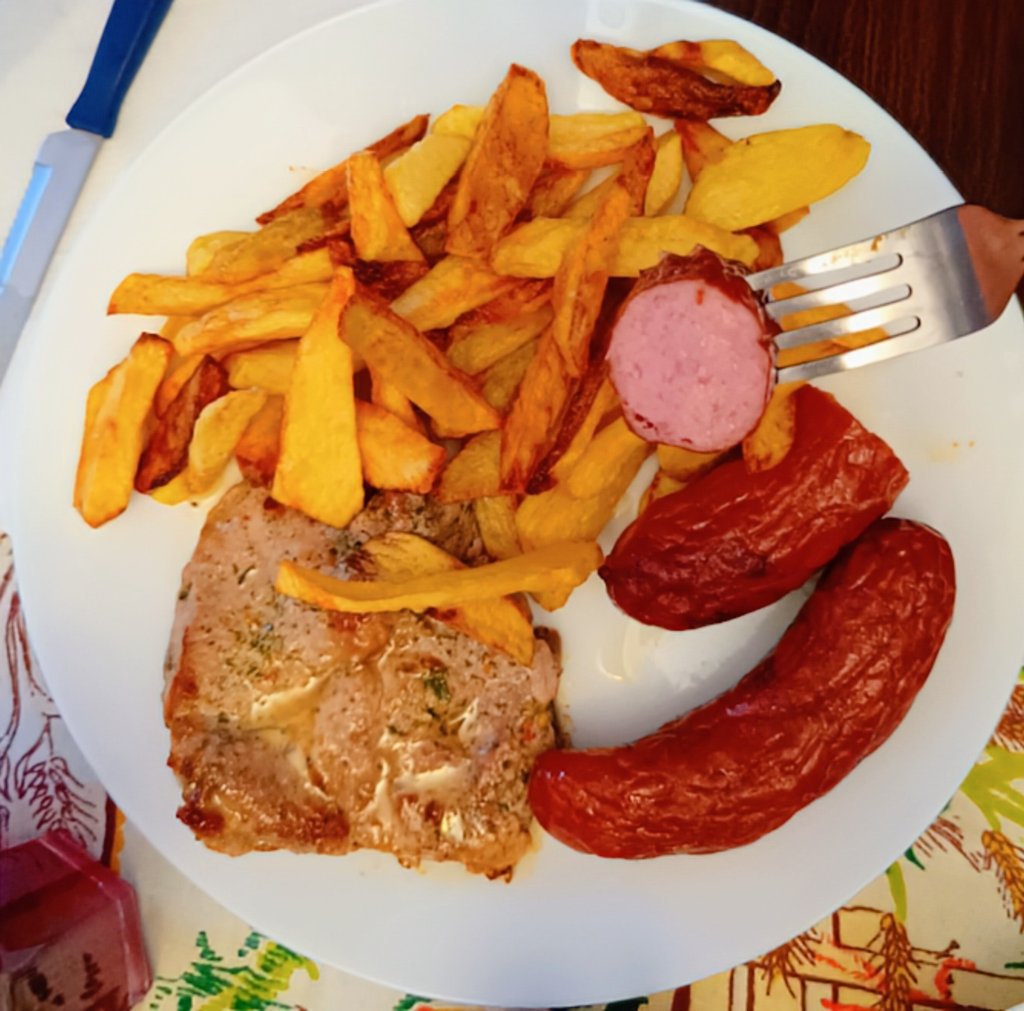 nico_patrascu's tweet image. #dinner #frenchfries #redcabbage #porkmeatongrill #sausages