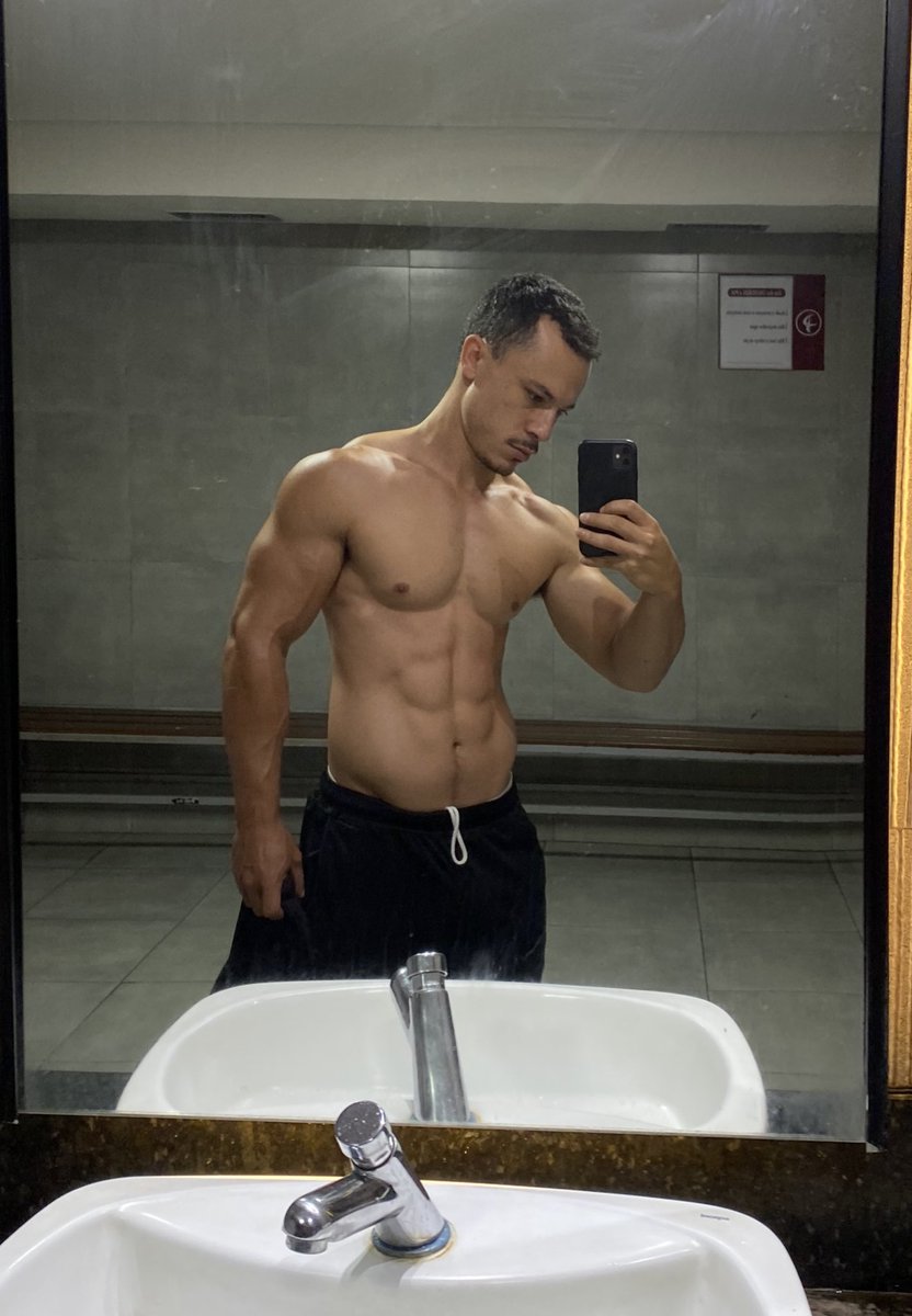 _luizgea's tweet image. O confere de todos os dias, no mesmo espelho com a mesma pose