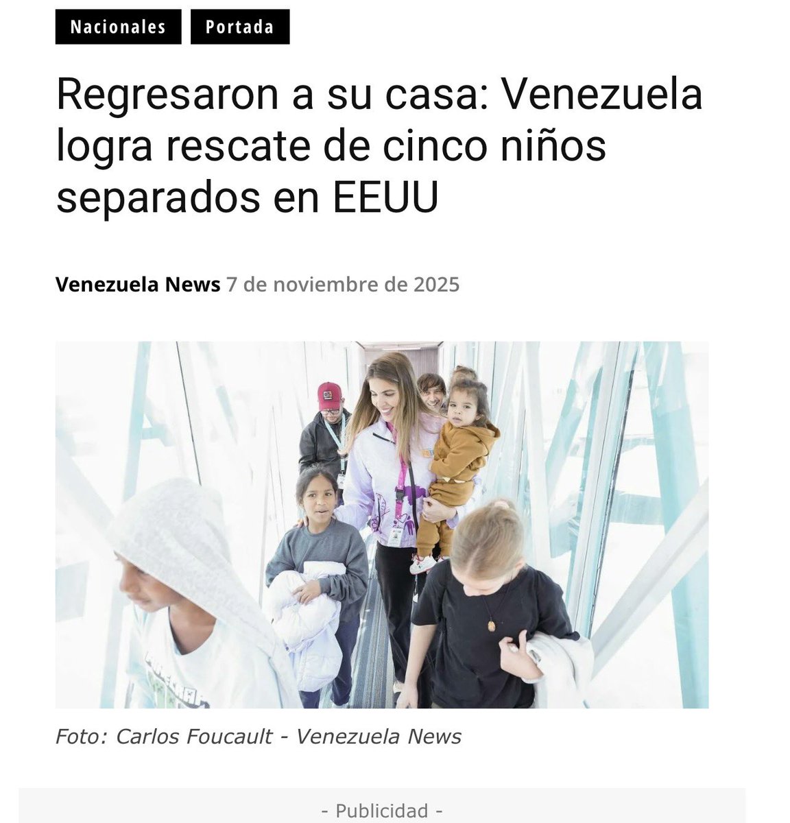 roseSuarz's tweet photo. El gobierno de Venezuela, mediante el vuelo número 84 de la Gran Misión Vuelta a la Patria, concretó este viernes el rescate de otros cinco menores de edad que habían sido separados de sus padres de manera ilegal en Estados Unidos (EEUU).
Con esta nueva jornada, ya son casi 50 niños que han sido devueltos a los brazos de familias, a través de este programa social de repatriación.
Los cinco niños repatriados (Enmanuel Caicedo, de 11 años; Mia Rodríguez Ramos, de 2 años; Aleska Ramos Suniaga, de 8 años; Arantza Ramos Suniaga, de 9 años, y Aitana Ortiz Soto, de 2 años) fueron recibidos con gran emoción. Sus familiares y las autoridades nacionales les dieron la bienvenida en el Aeropuerto Internacional Simón Bolívar, en
Maiquetía.
La experiencia del distanciamiento fue calificada como injusta por los padres. Gerardo Ortiz, progenitor de Aitana, relató que las autoridades de EEUU intentaron retener a su hija.