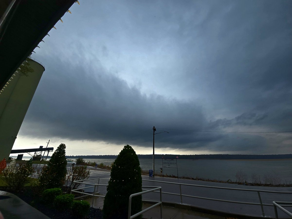 MesoChasinic03's tweet photo. Currently positioned in Caruthersville, MS. Saw a pretty cool shelf cloud over the Mississippi River! Then filmed a Timelapse. My second chase of the Fall Season, it was far better than 10/18/2025. @NWSSPC @NWS #SevereWeather #Supercells @TornadoCoaching https://t.co/jmaYvA2Ubk