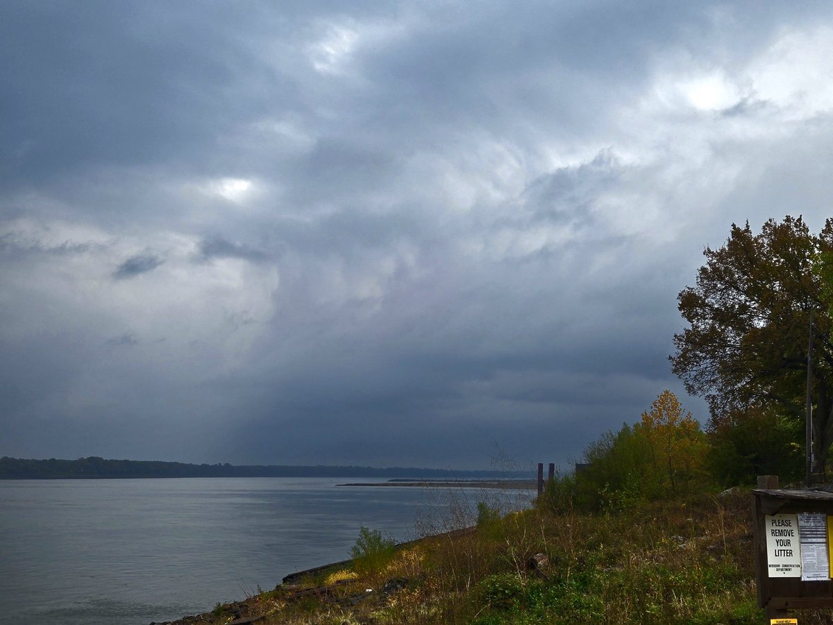 MesoChasinic03's tweet photo. Currently positioned in Caruthersville, MS. Saw a pretty cool shelf cloud over the Mississippi River! Then filmed a Timelapse. My second chase of the Fall Season, it was far better than 10/18/2025. @NWSSPC @NWS #SevereWeather #Supercells @TornadoCoaching https://t.co/jmaYvA2Ubk