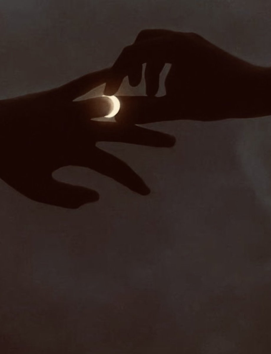 "Tal vez el sol también se resigno al no poder estar con la luna, aunque disfruto cada eclipse con ella"